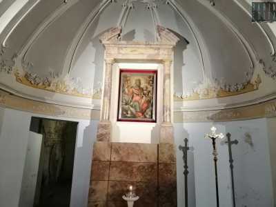 Il nostro occhio cade naturalmente sul massiccio altare marmoreo color castagna forgiato nel 1921...